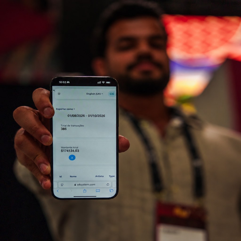 Caique Garcia mostrando el S4 System en el celular: US$ 174,134 en 60 días